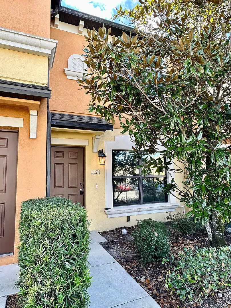 Gated and beautifully updated 2 bedroom 2.5 townhouse in Sanford — Photo 2
