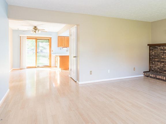 3rd image of 2610 Thayer Ave