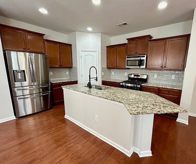 3 bed, 2.5 bath, 2095 sqft, $2,400 — Photo 3
