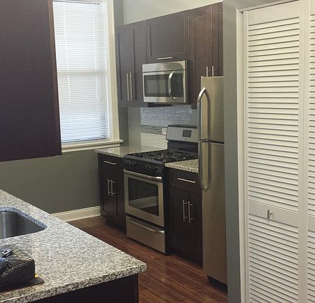 3rd image of 1209 N Catalpa Ave #3