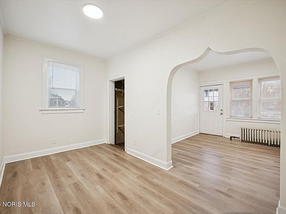 5th image of 950 Oak St