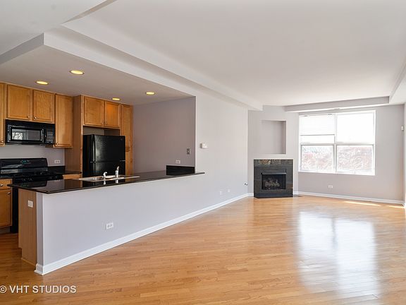 2nd image of 2337 W Wolfram St APT 315