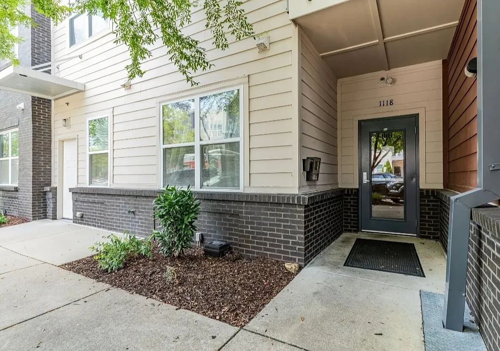 2 bed, 1000 sqft, $2,099 — Photo 2