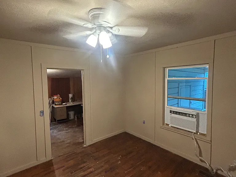 2407 Barkman St — Photo 2