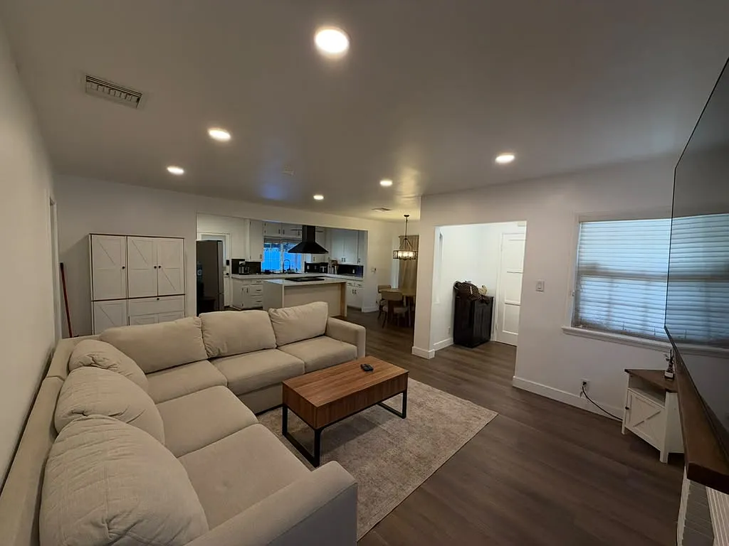2 bed, 1200 sqft, $4,200 — Photo 2