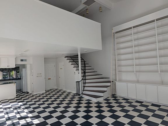 4th image of 203 N Meridian St