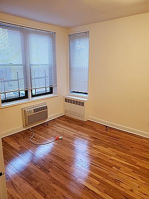 3rd image of 3135 Crescent St APT 4L