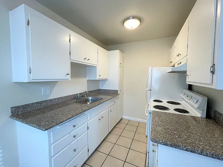 Lincoln Courtyards at 531 Glendora Avenue — Photo 6
