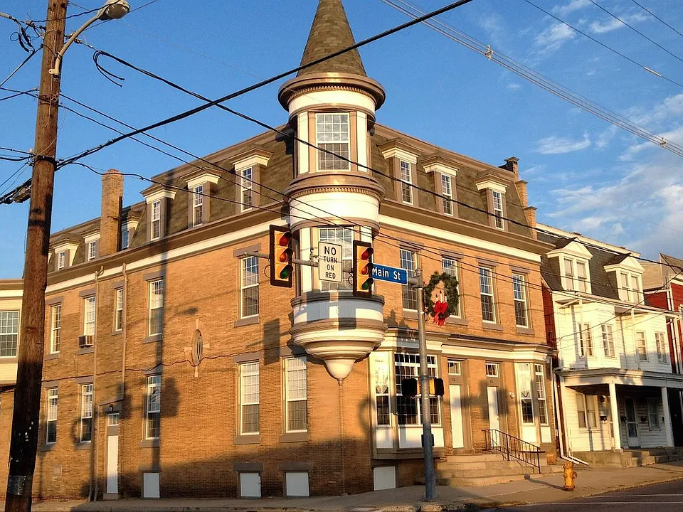 1 E Main St