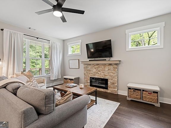 4th image of 122 Town Walk Ln