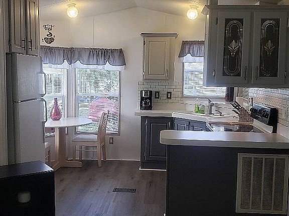 2nd image of 835 Peacock Ln