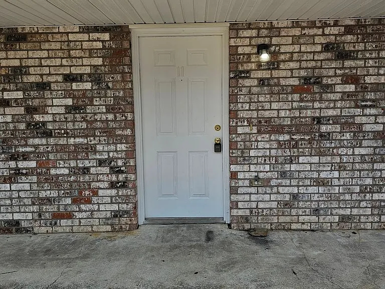 300 Fischers Ln — Photo 1