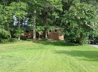 2536 Robinson Rd, Roswell, GA 30068