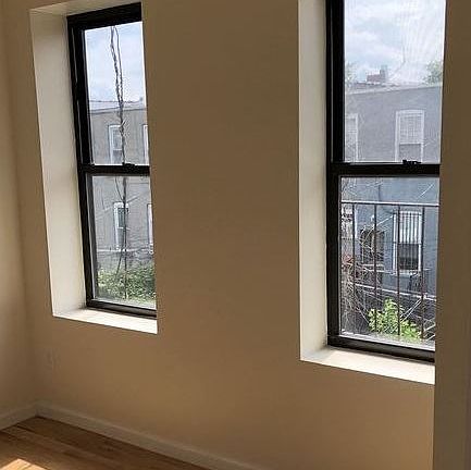 628 Crescent Street room