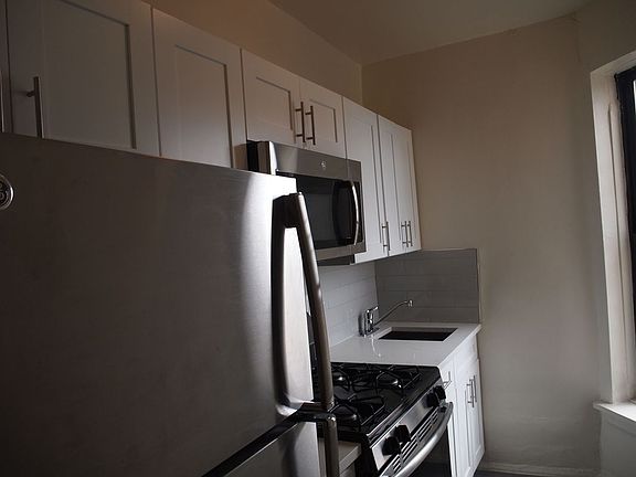 5th image of 570 Isham St APT 6B