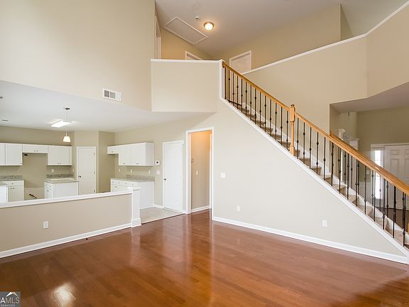 3rd image of 3180 Elmendorf Dr NW
