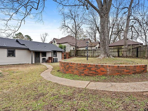 5th image of 617 Nacogdoches St