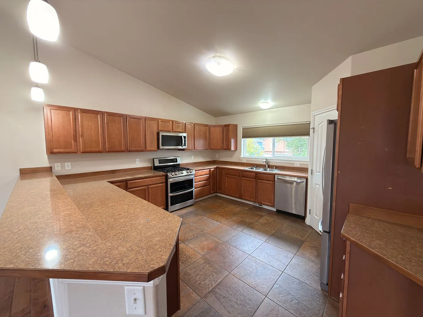 Stunning and spacious 4-bedroom, 3-bathroom Home in Sand Lake! — Photo 1