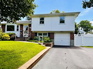16 Warren Dr, Syosset, NY 11791
