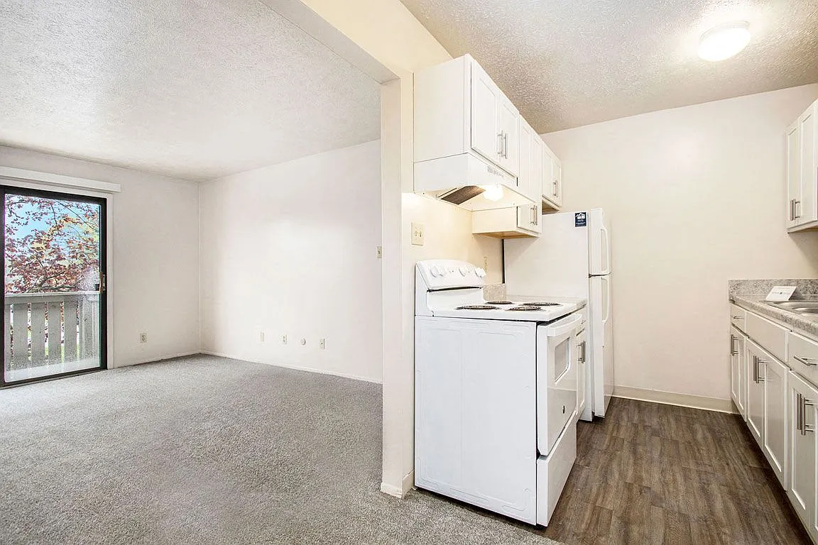 Hickory Village Apartments — Photo 3