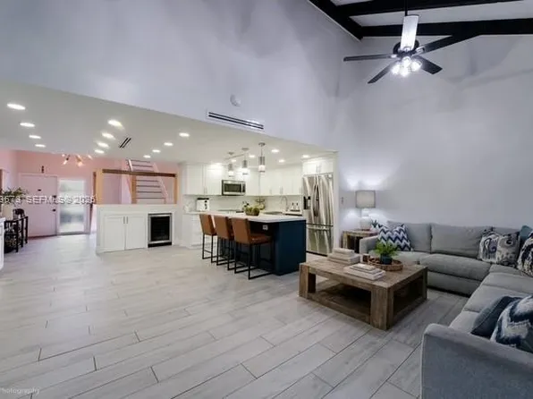 1231 E Golfview Dr, Pembroke Pines, FL 33026