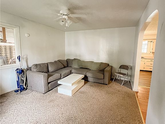 3rd image of 203 E Clearwater St