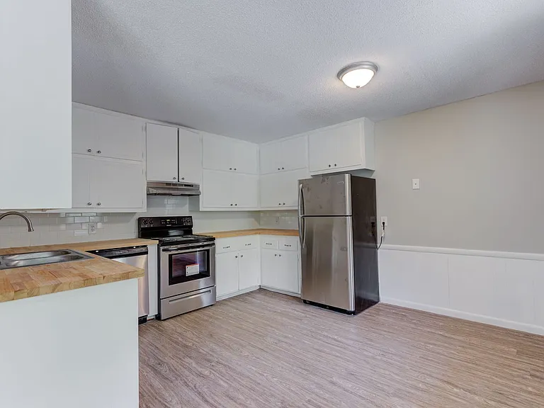 The Azalea: 1 & 2 Bedroom Apartments — Photo 22
