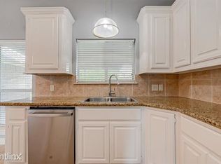 204R Majestic Oak Cir, Lake Jackson, TX 77566
