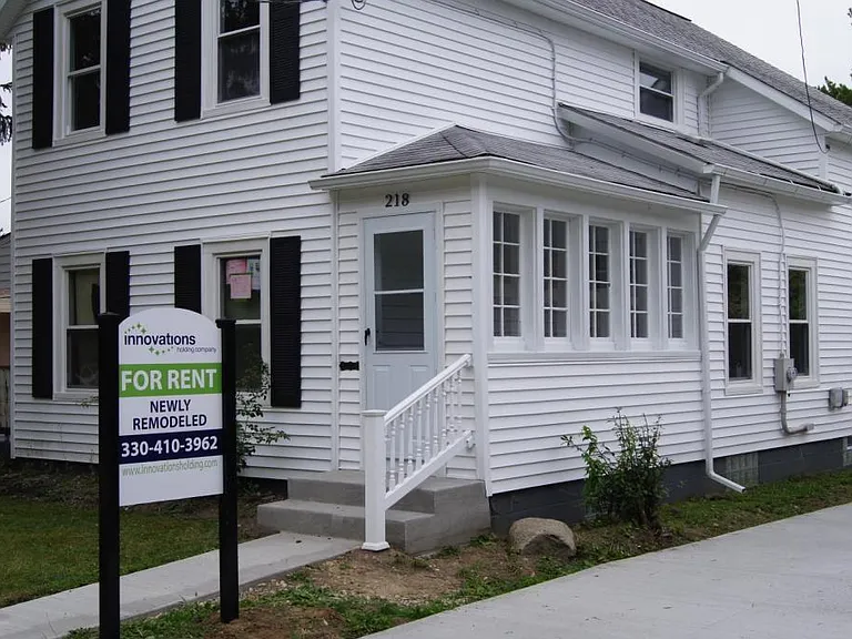 218 E Smith Rd — Photo 1