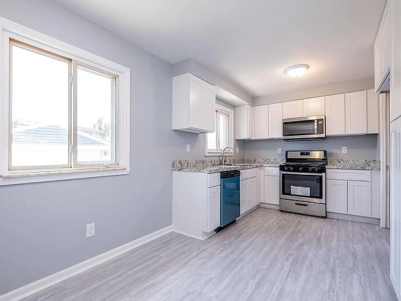 4th image of 25095 Arlington St
