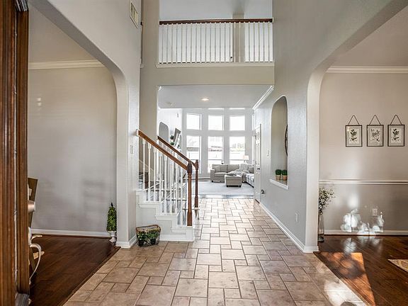 An impressive 2 story entry, with soaring ceilings and views through to the gorgeous backyard. The home has neutral tones throughout.