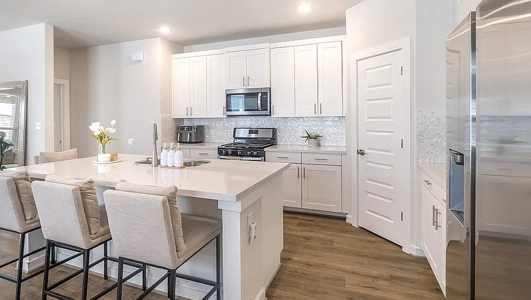 4 bed, 2418 sqft, $2,550 — Photo 2