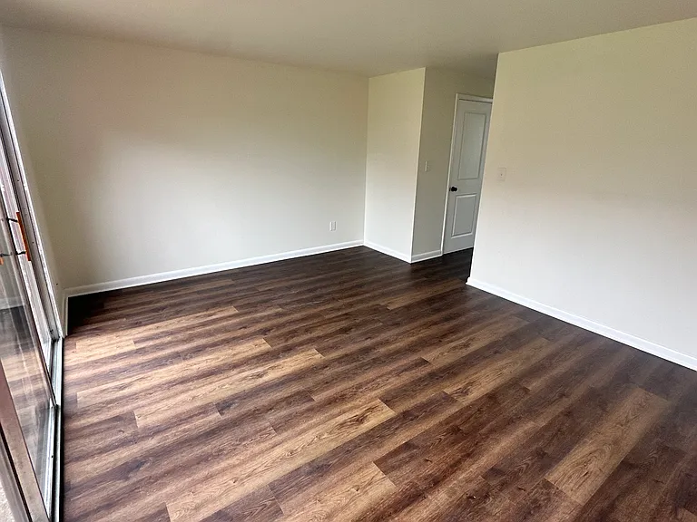 435 Hartford Sq — Photo 14