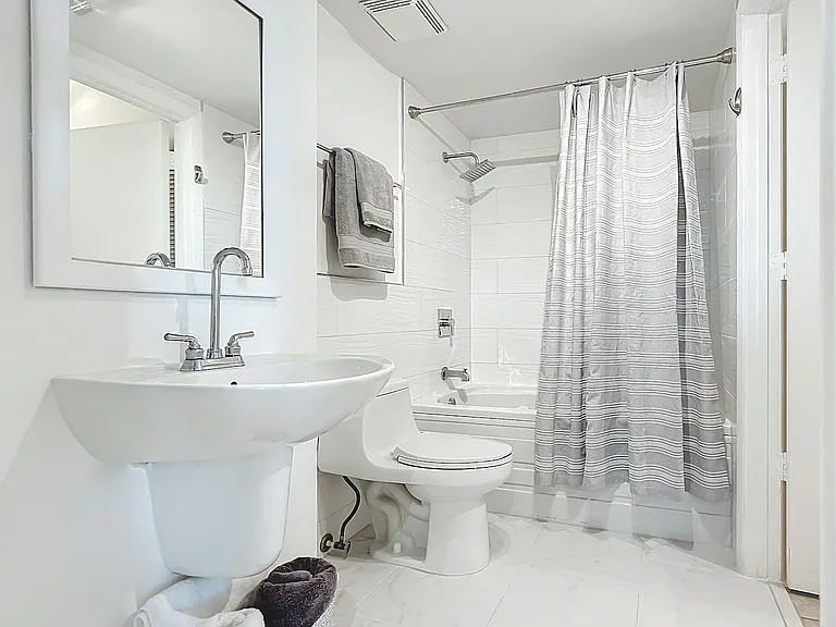Bath with Jack & Jill doors
