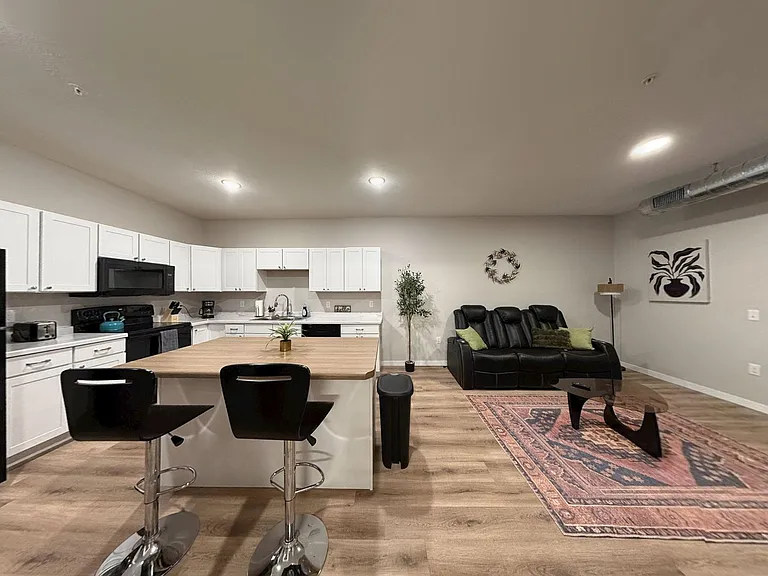 South Pointe Apartments — Photo 12