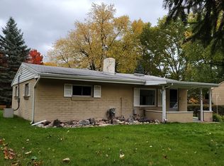 906 Robins Rd, Lansing, MI 48917