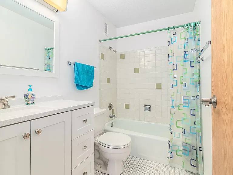 2201 S Stewart Ave #4H — Photo 7