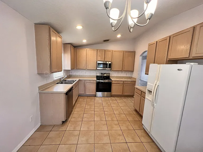 1821 Courtland St — Photo 4