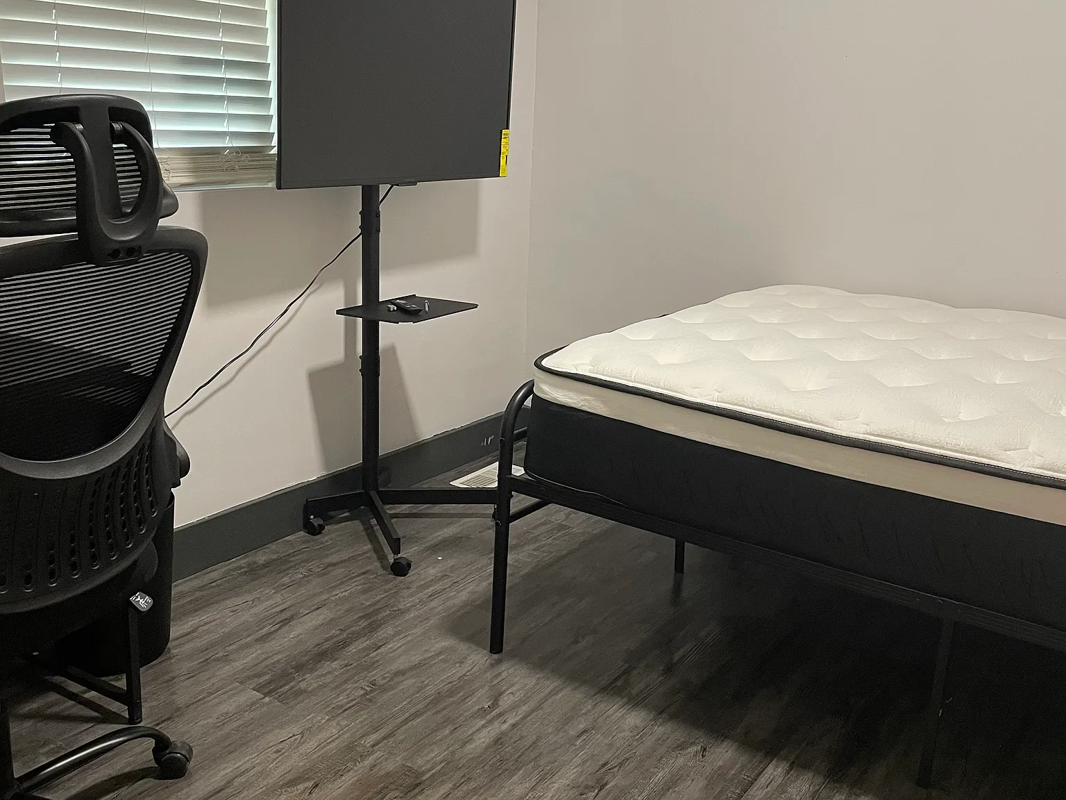 5 bed, 2400 sqft, $750 — Photo 3