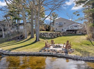 924 Pine Ave, Lake Orion, MI 48362