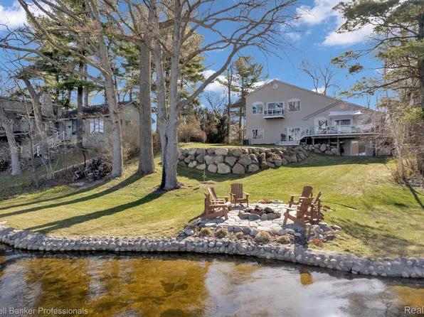924 Pine Ave, Lake Orion, MI 48362