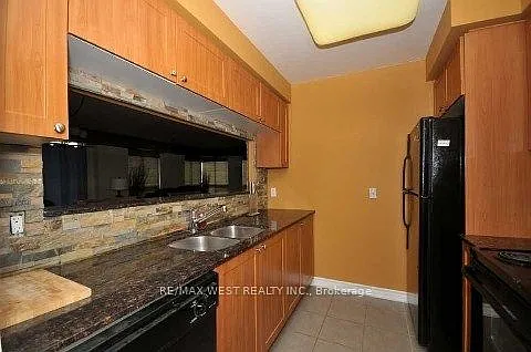 16 Dallimore Cir #403 — Photo 5