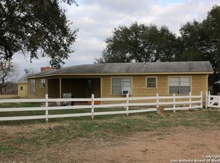 960 River Oaks Dr, Poteet, TX 78065