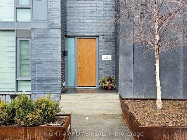 118 Varna Dr #101, Toronto, ON M6A 2L9