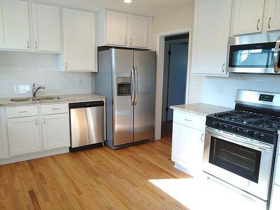 4th image of 21833 Hilliard Blvd