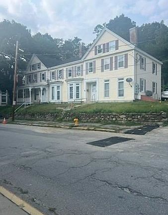 3rd image of 124 Pleasant St