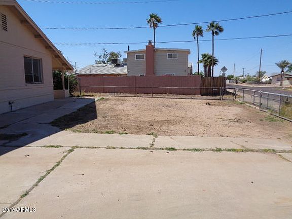 4th image of 2301 E School Dr