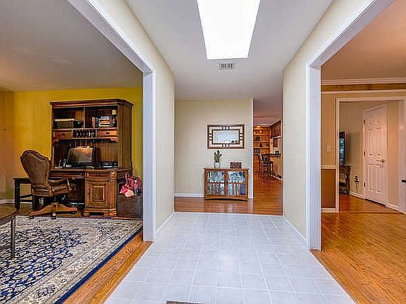 3rd image of 5 Leslie Ct