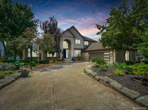 550 Bay Pointe Dr, Oxford, MI 48371