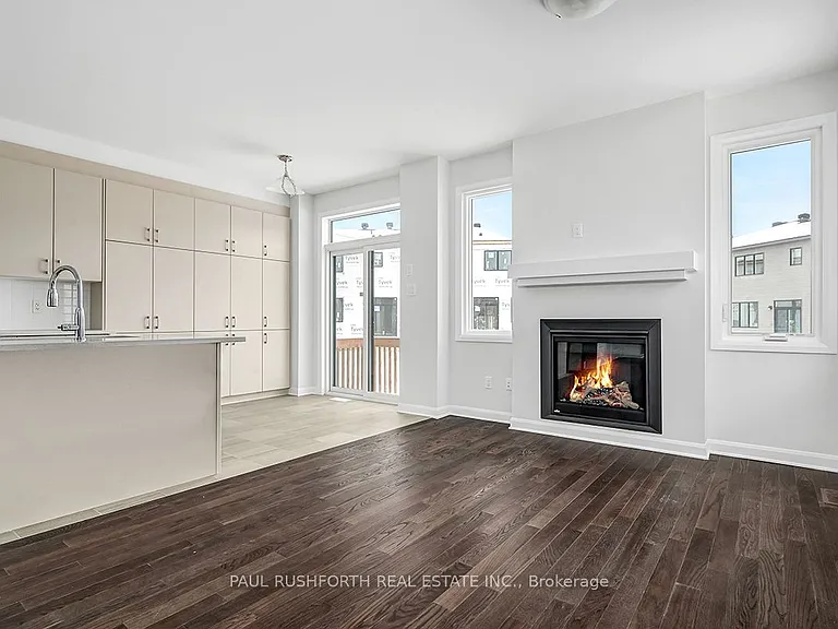 511 Convenire Row — Photo 3